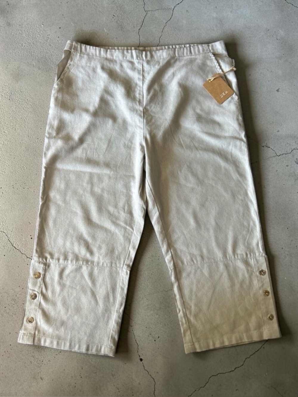 DKR Canada Designed Women's Light Sand Capris